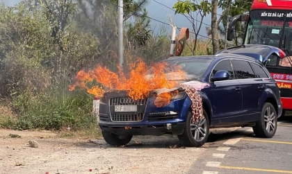 Clip TNGT: Sang đường bất cẩn, xe con lao thẳng vào mũi xe sơ-mi rơ-moóc